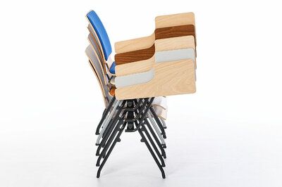 Robuste Schalenstühle mit Schreibtablar